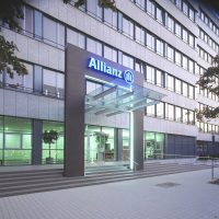 Haupteingang von der Kriegsstraße